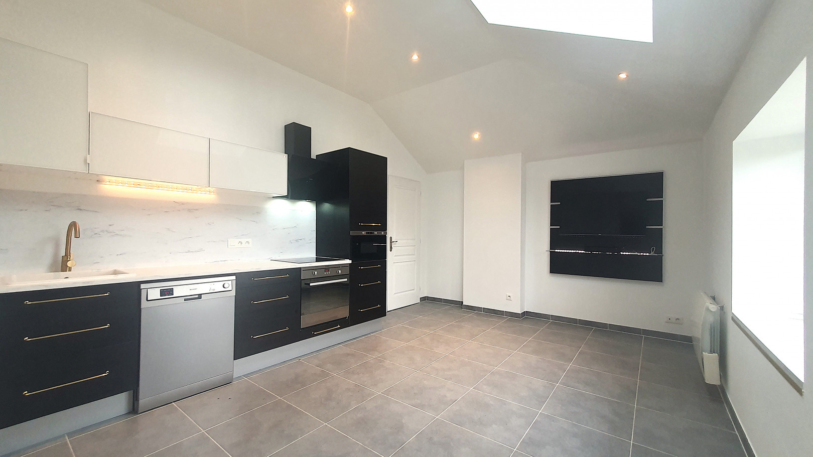 
                                                Vente
                                                 Appartement entièrement rénové de 87 m² + parking