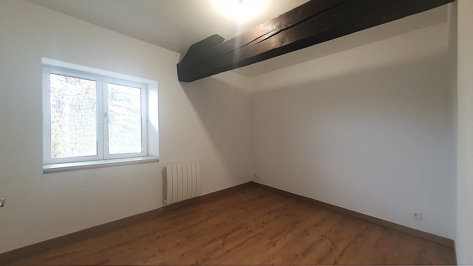 
                                                Vente
                                                 Appartement entièrement rénové de 87 m² + parking