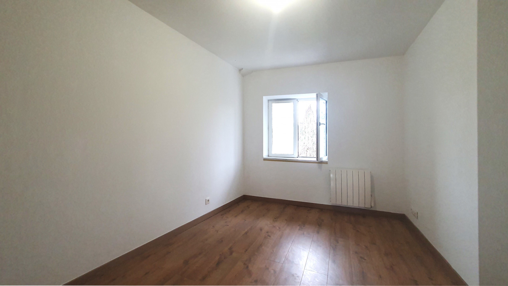 
                                                Vente
                                                 Appartement entièrement rénové de 87 m² + parking
