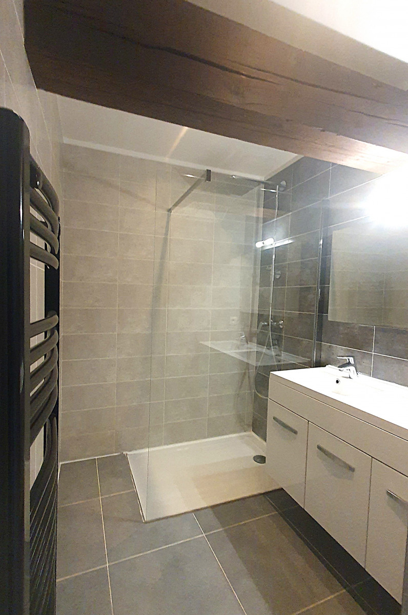 
                                                Vente
                                                 Appartement entièrement rénové de 87 m² + parking