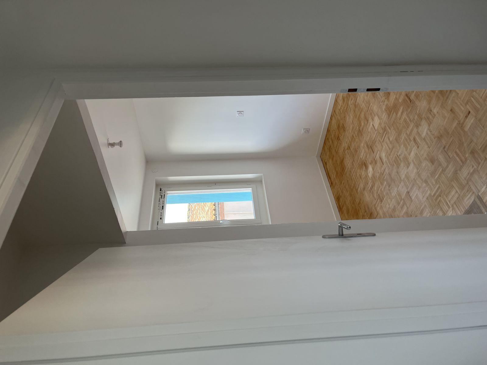 
                                                Location
                                                 Appartement entièrement rénové très clair