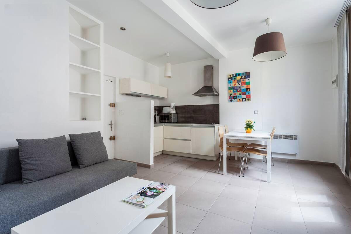 
                                                Location
                                                 Appartement F2 Ecusson Centre Historique