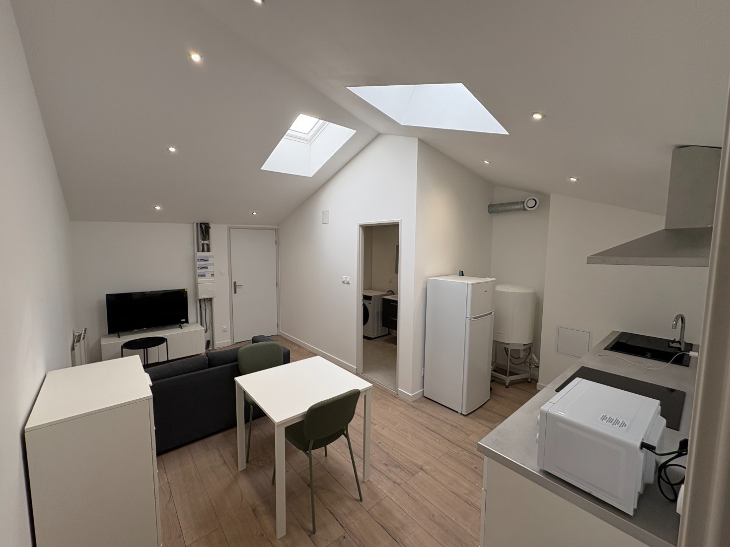 
                                                Location
                                                 Appartement F2 lumineux de 41m² + wifi
