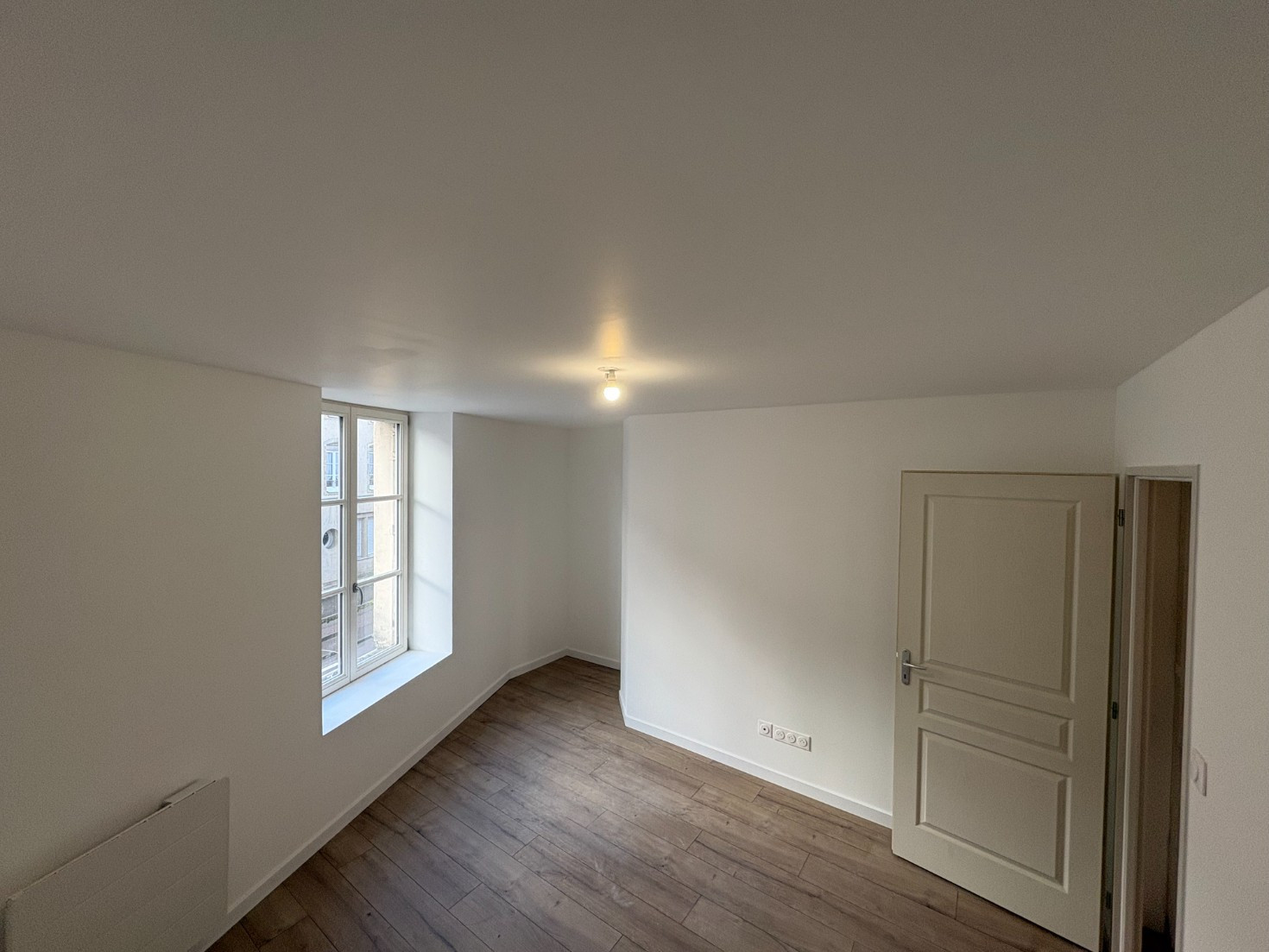 
                                                Location
                                                 Appartement F2 lumineux de 50m² + wifi