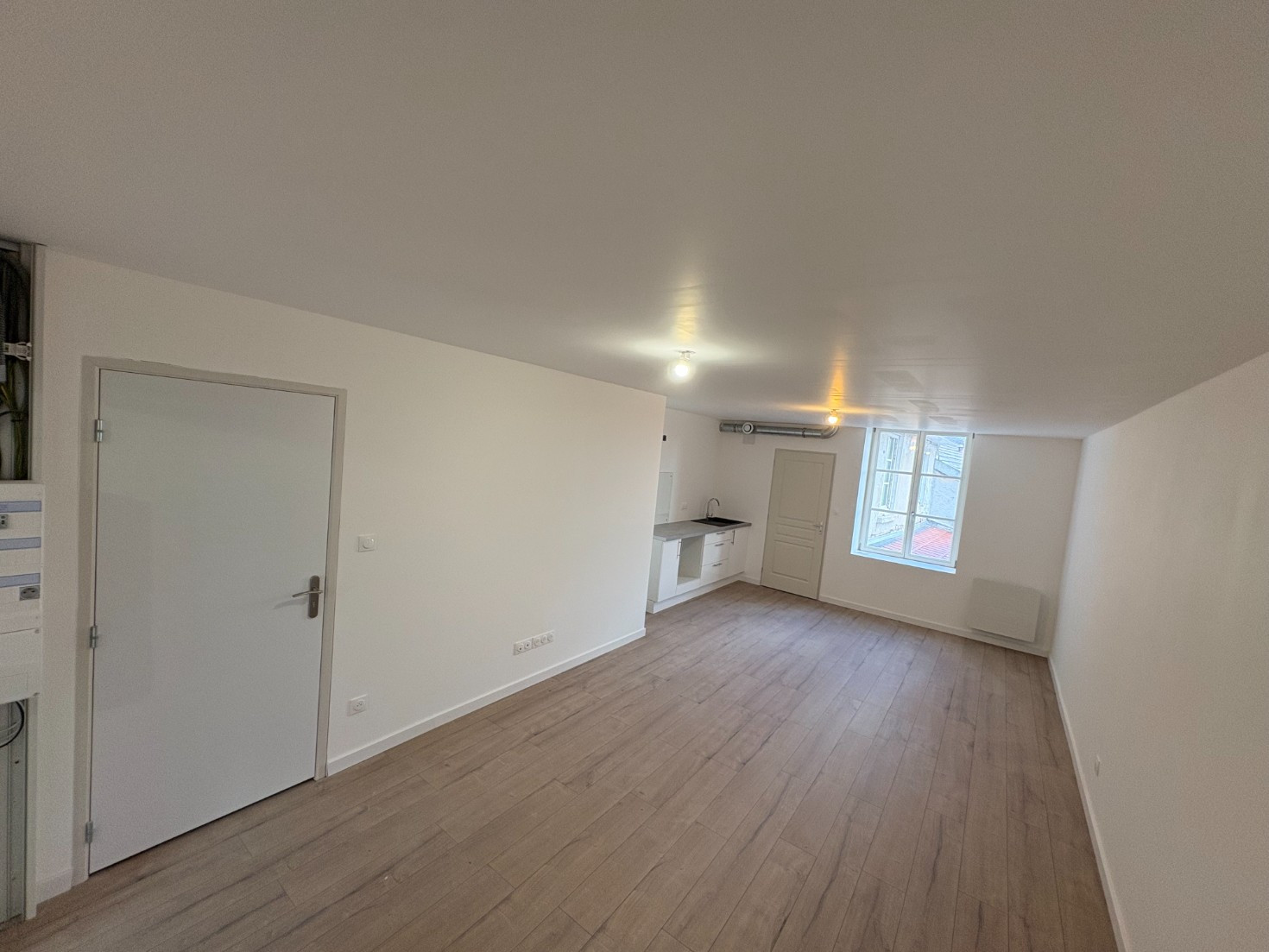 
                                                Location
                                                 Appartement F2 lumineux de 50m² + wifi