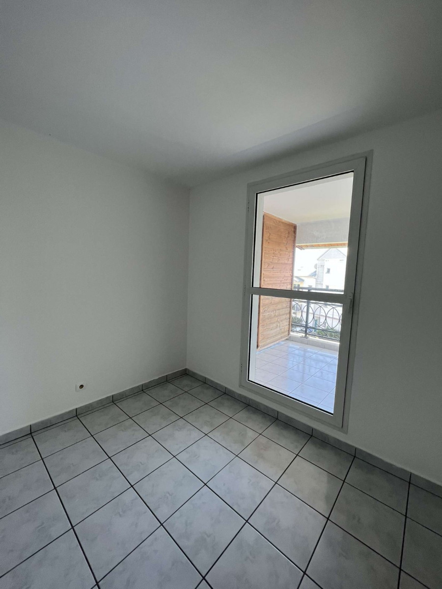 
                                                Location
                                                 Appartement F3 Cambuston