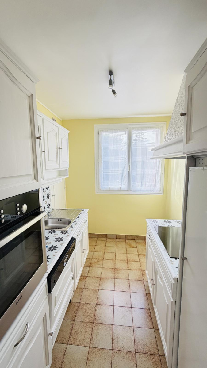 
                                                Location
                                                 Appartement F3 complètement rénové à louer