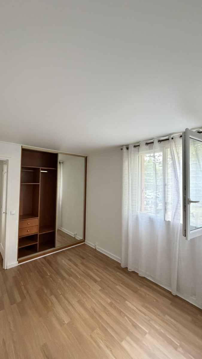 
                                                Location
                                                 Appartement F3 complètement rénové à louer