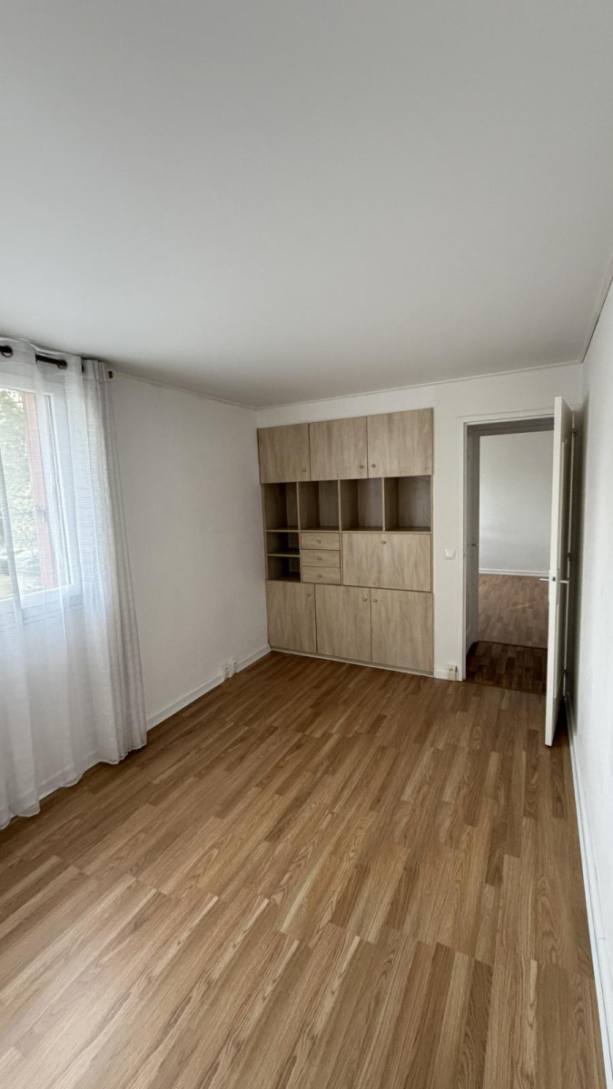 
                                                Location
                                                 Appartement F3 complètement rénové à louer