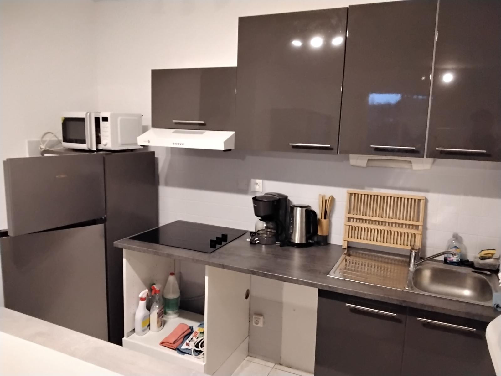 
                                                Location
                                                 Appartement F3 meublé, très lumineux, bien équipé