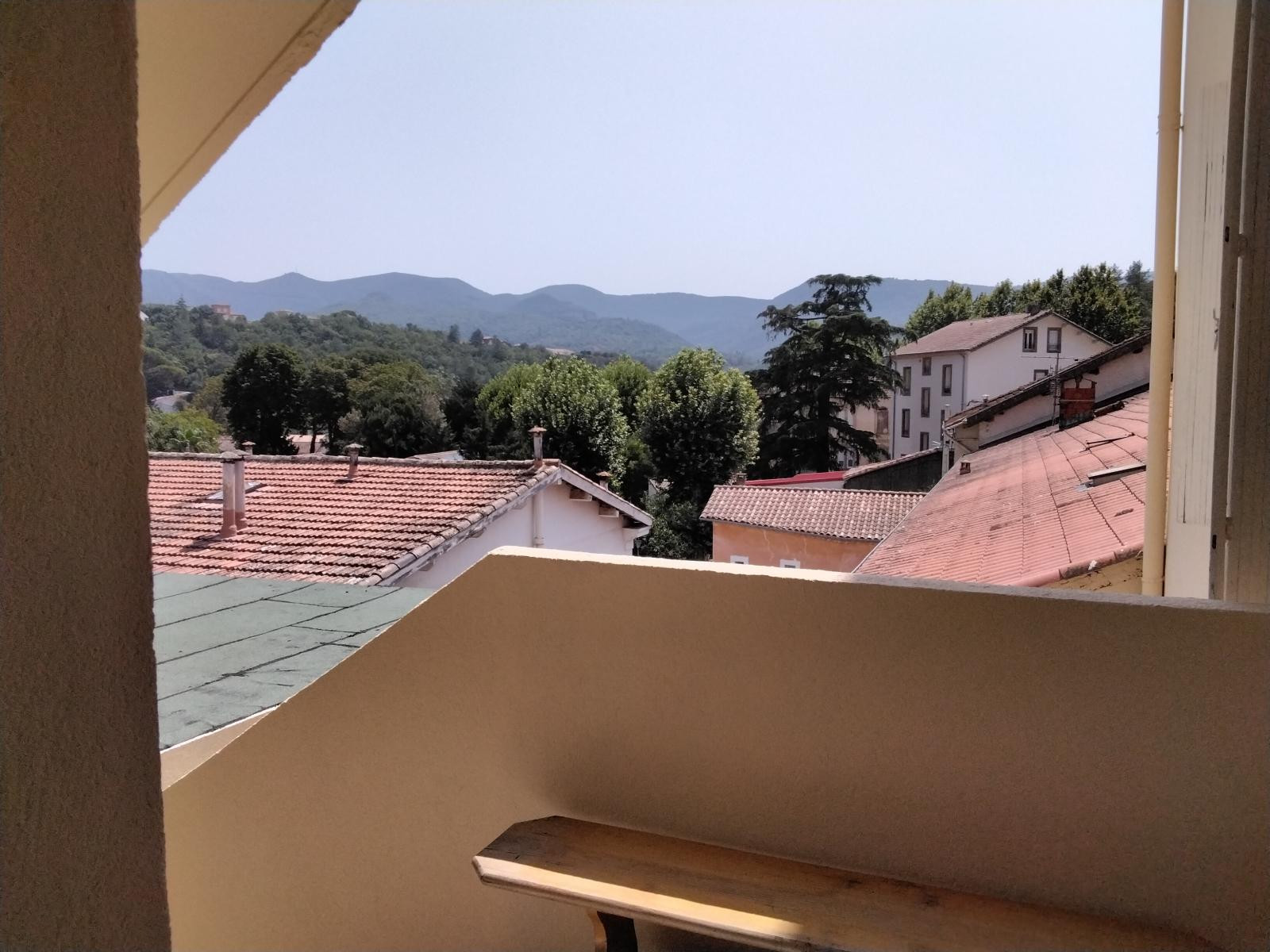 
                                                Location
                                                 Appartement F3 meublé, très lumineux, bien équipé