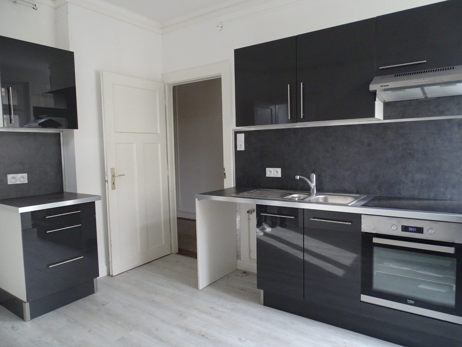 
                                                Location
                                                 Appartement F3 quartier Gare