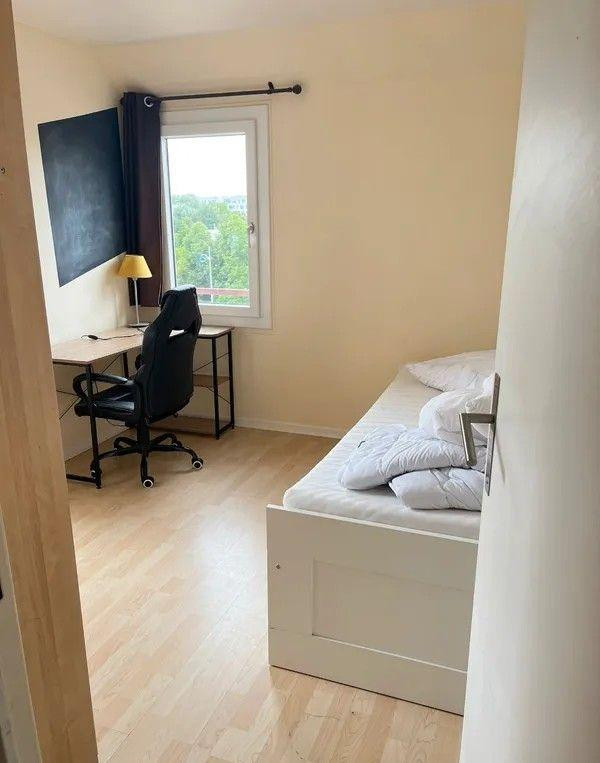 
                                                Location
                                                 Appartement F4 à partager