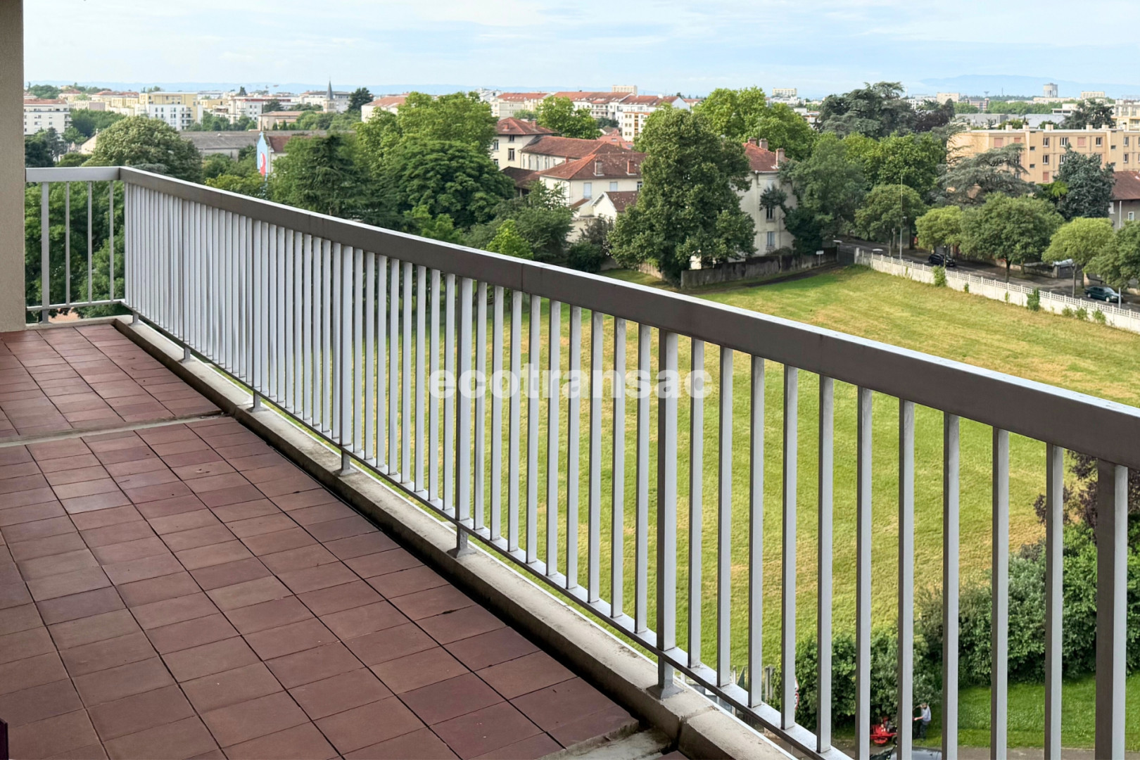 
                                                Vente
                                                 APPARTEMENT FAMILIAL 5 PIÈCES - 115 M² - À RÉNOVER - BRON Garage fermé en sous-sol, stationnement extérieur, cave, balcon 17 m² - Vue dégagée - Copropriété soignée