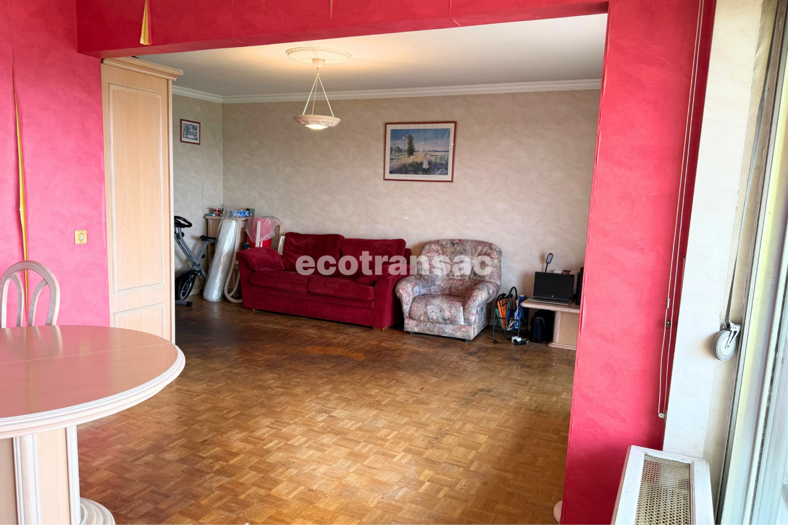 
                                                Vente
                                                 APPARTEMENT FAMILIAL 5 PIÈCES - 115 M² - À RÉNOVER - BRON Garage fermé en sous-sol, stationnement extérieur, cave, balcon 17 m² - Vue dégagée - Copropriété soignée