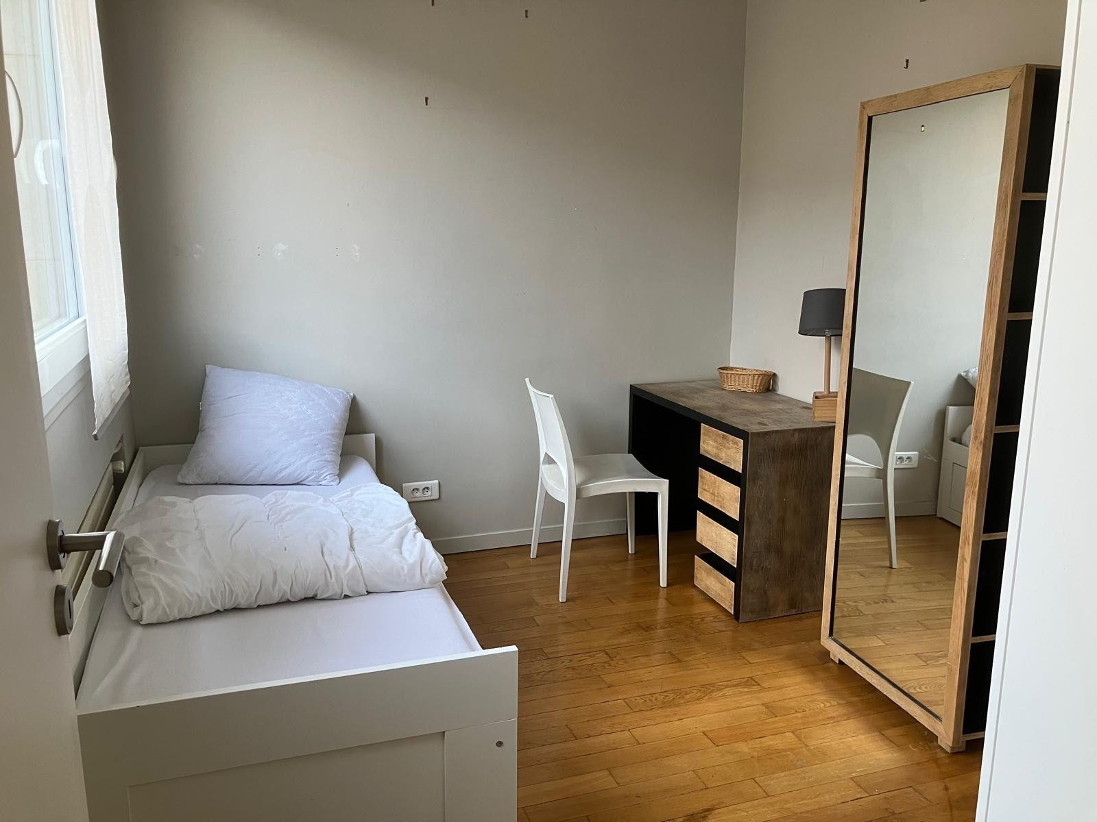 
                                                Location
                                                 Appartement familial 5 pièces Paris 5