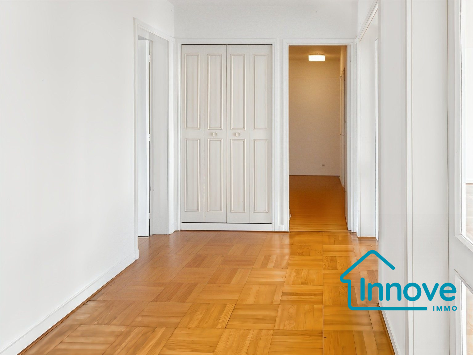 
                                                Vente
                                                 Appartement familial 5 pièces - Versailles Rive droite