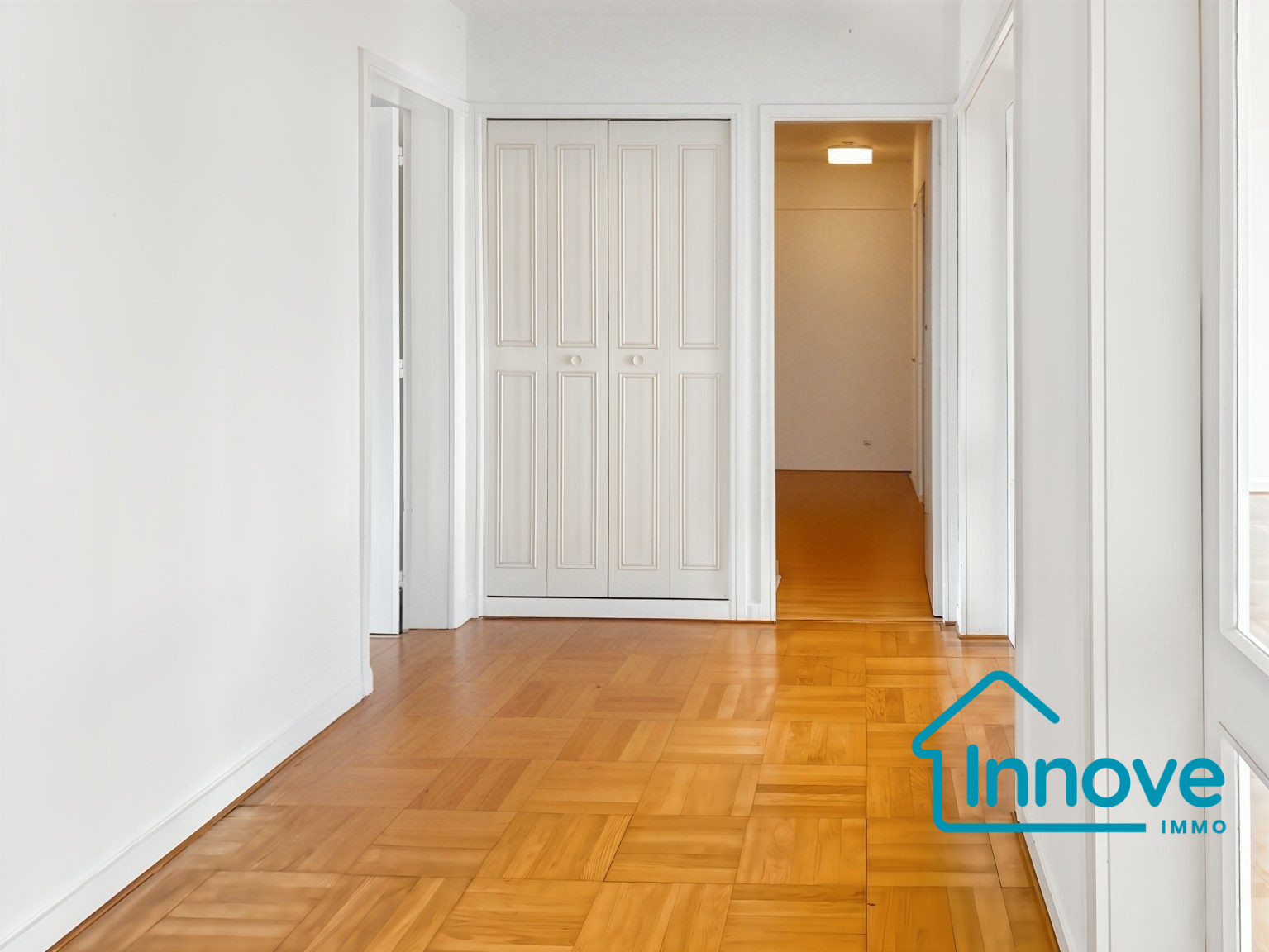 
                                                Vente
                                                 Appartement familial 5 pièces - Versailles Rive droite