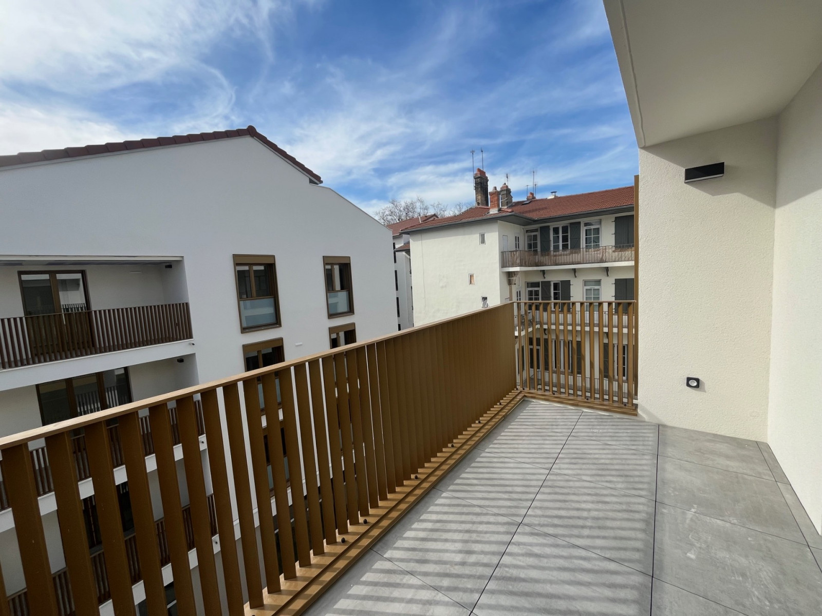
                                                Vente
                                                 Appartement Familial de 5 Pièces à Valmy, Lyon 9ème, 2317€/mois*