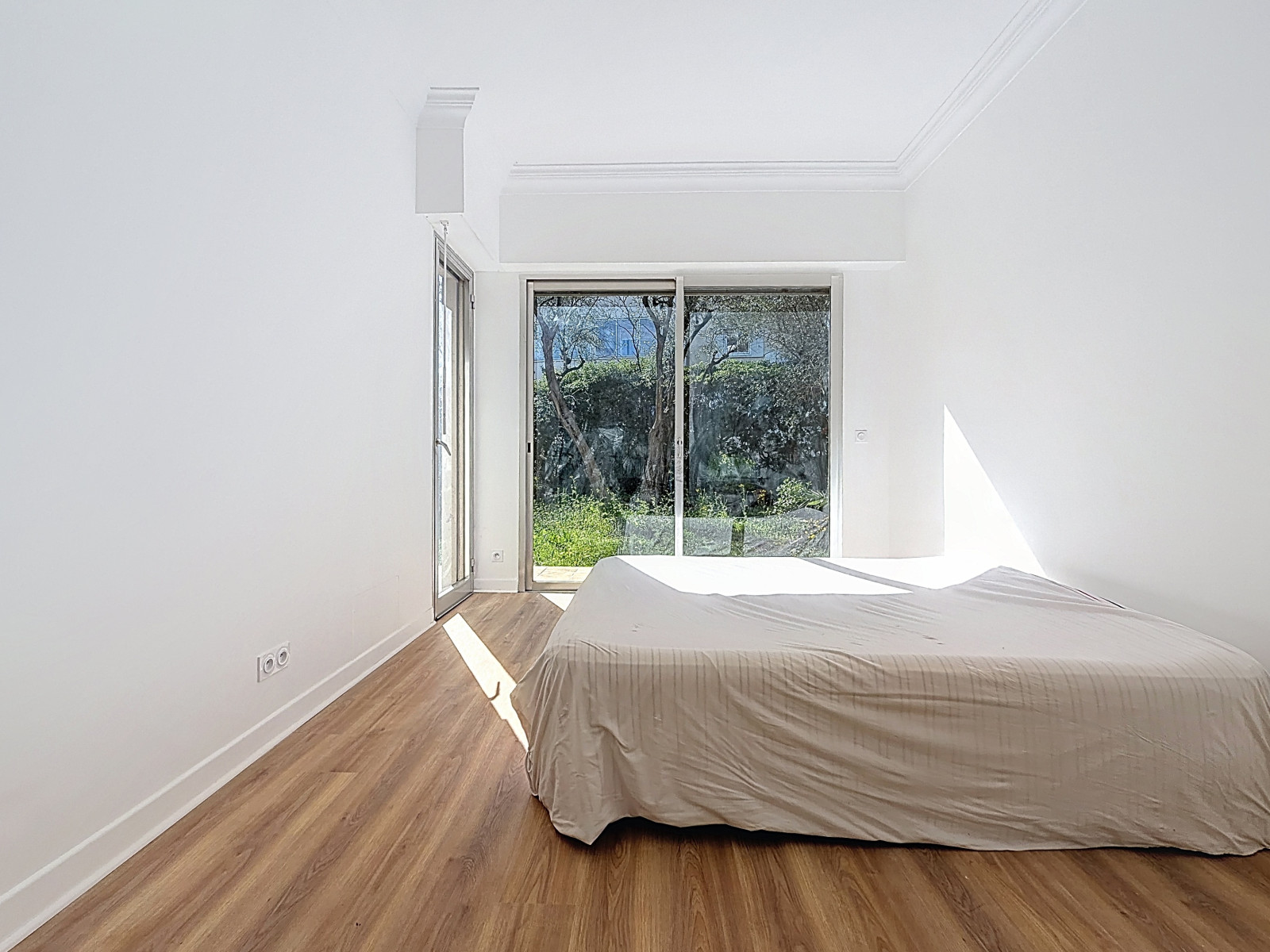 
                                                Vente
                                                 Appartement familial et son merveilleux jardin agrémenté de beaux oliviers.