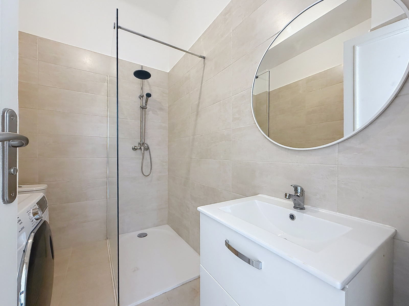 
                                                Vente
                                                 Appartement familial et son merveilleux jardin agrémenté de beaux oliviers.