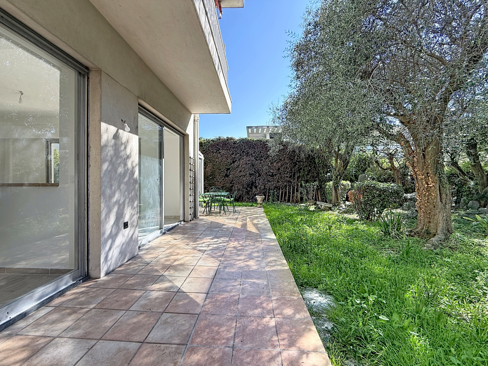 
                                                Vente
                                                 Appartement familial et son merveilleux jardin agrémenté de beaux oliviers.