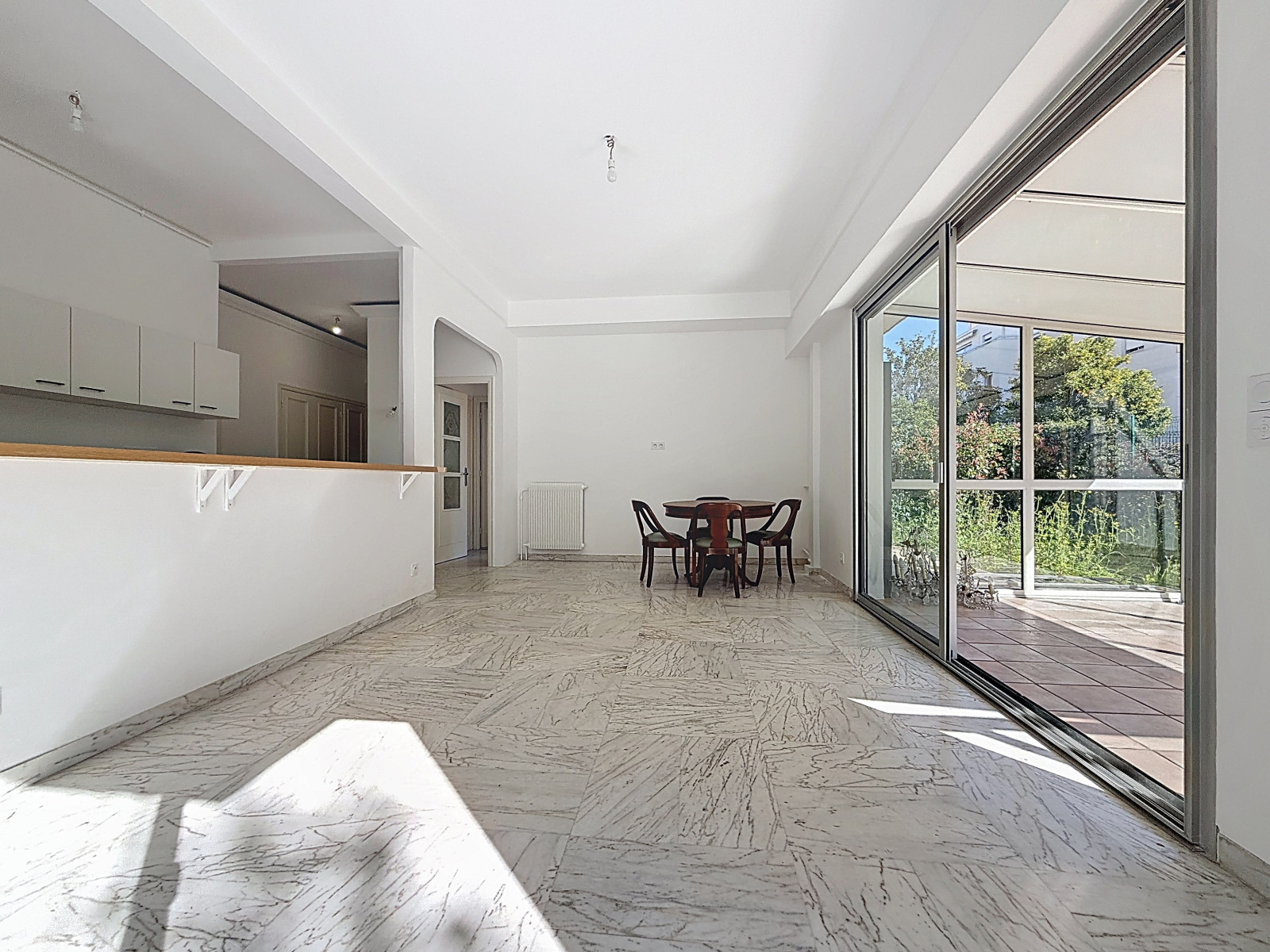 
                                                Vente
                                                 Appartement familial et son merveilleux jardin agrémenté de beaux oliviers.