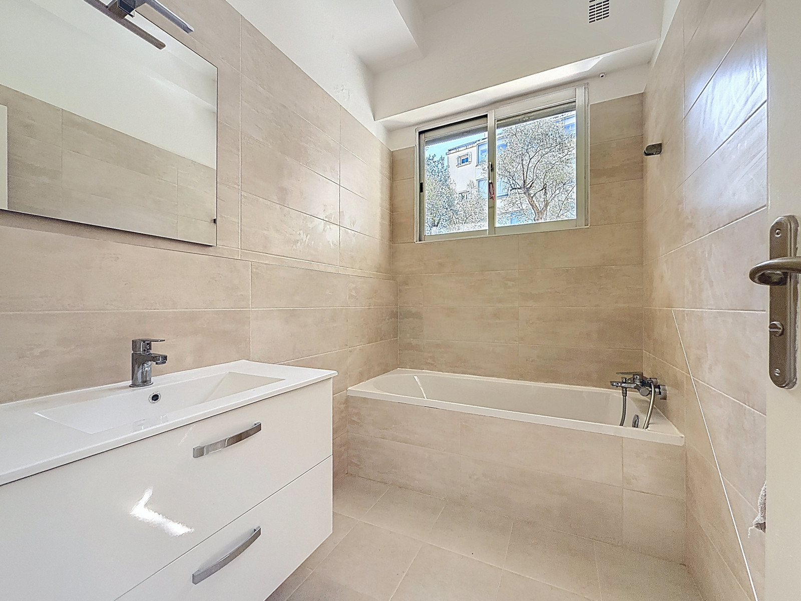 
                                                Vente
                                                 Appartement familial et son merveilleux jardin agrémenté de beaux oliviers.