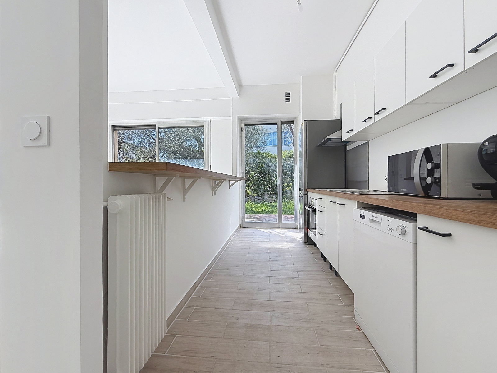 
                                                Vente
                                                 Appartement familial et son merveilleux jardin agrémenté de beaux oliviers.