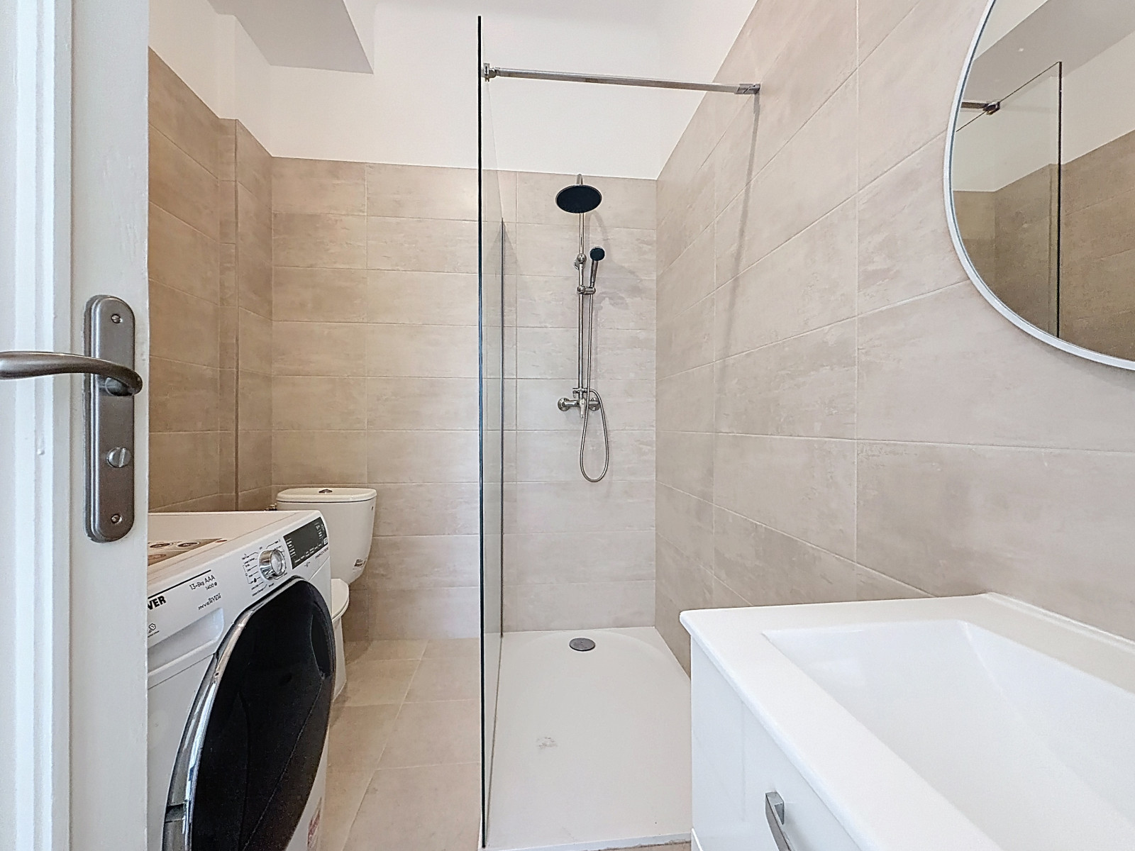 
                                                Vente
                                                 Appartement familial et son merveilleux jardin agrémenté de beaux oliviers.