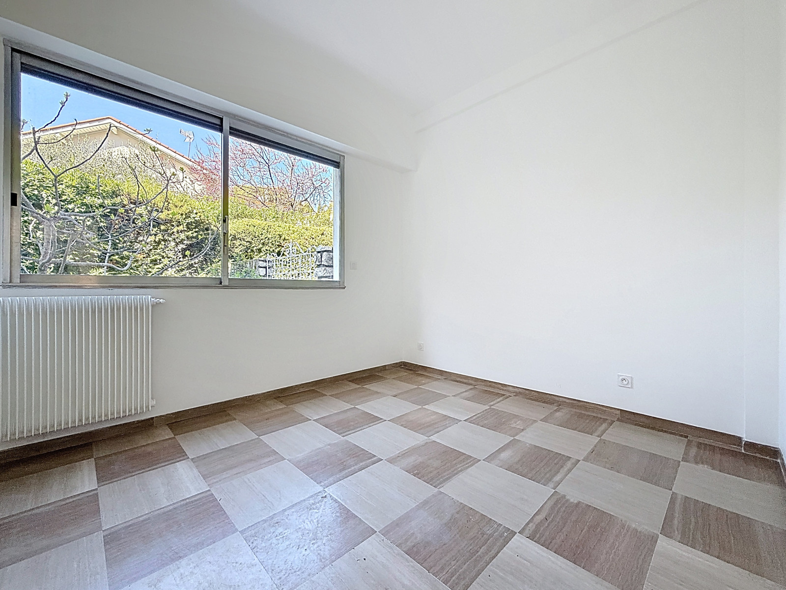 
                                                Vente
                                                 Appartement familial et son merveilleux jardin agrémenté de beaux oliviers.