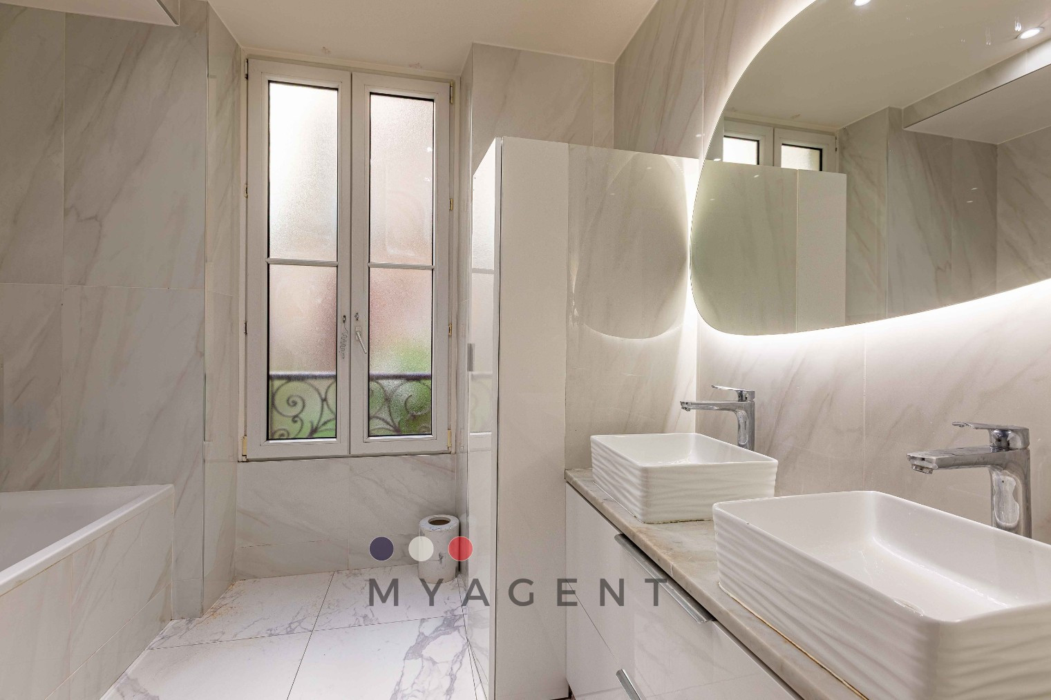 
                                                Vente
                                                 Appartement familial - Pont de Neuilly