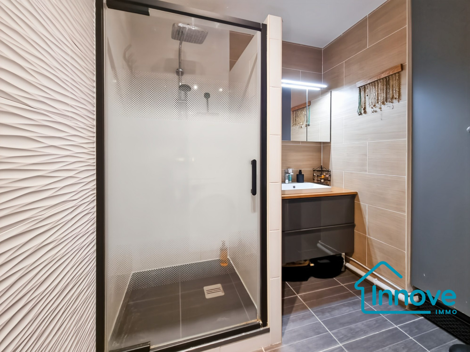 
                                                Vente
                                                 Appartement familial rénové de 4 chambres en centre ville