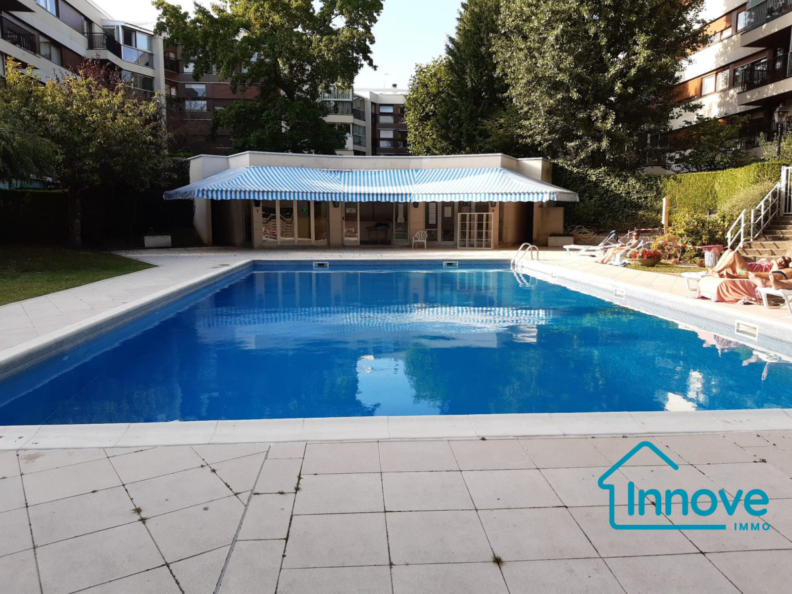 
                                                Vente
                                                 Appartement familial rénové de 4 chambres en centre ville
