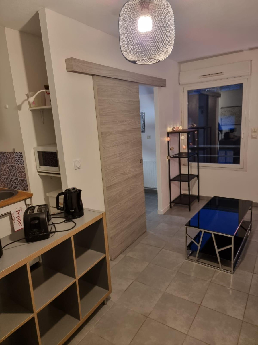 
                                                Location
                                                 Appartement idéal pour un étudiant ou jeune actif.