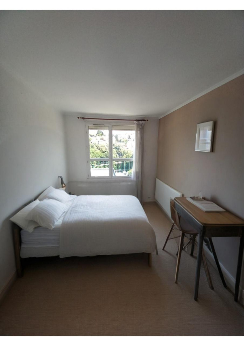 
                                                Location
                                                 Appartement idéalement situé, vue panoramique