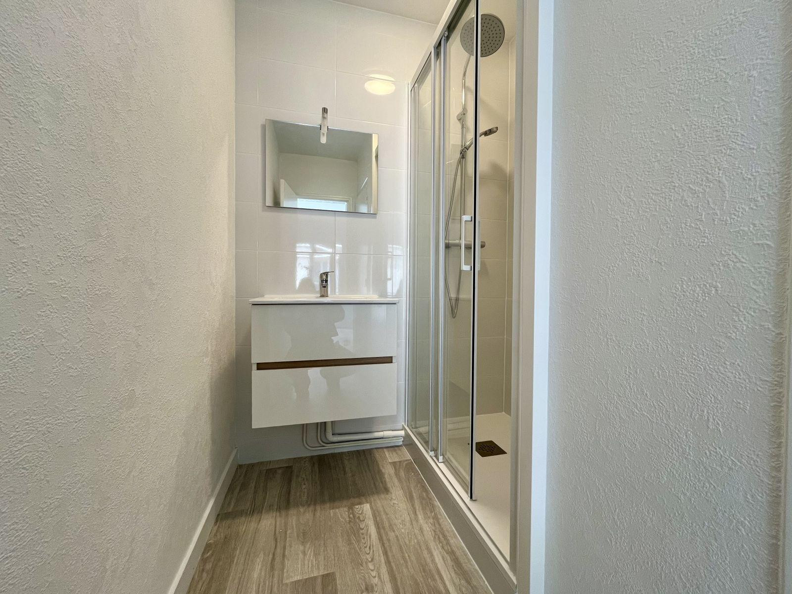 
                                                Location
                                                 Appartement impeccable et lumineux