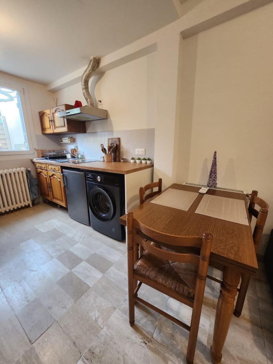
                                                Location
                                                 Appartement indépendant, dans maison de ville.