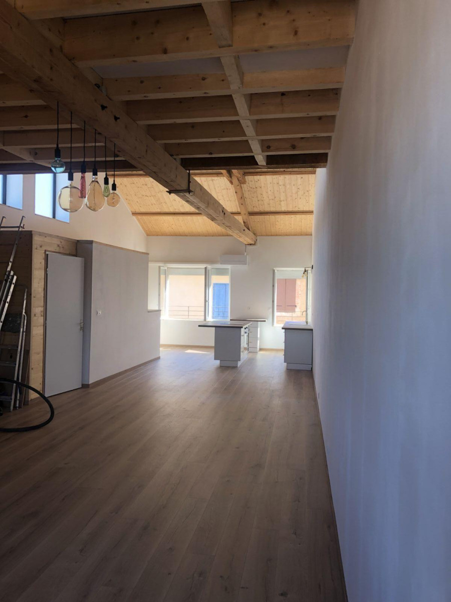
                                                Location
                                                 Appartement loft très spacieux