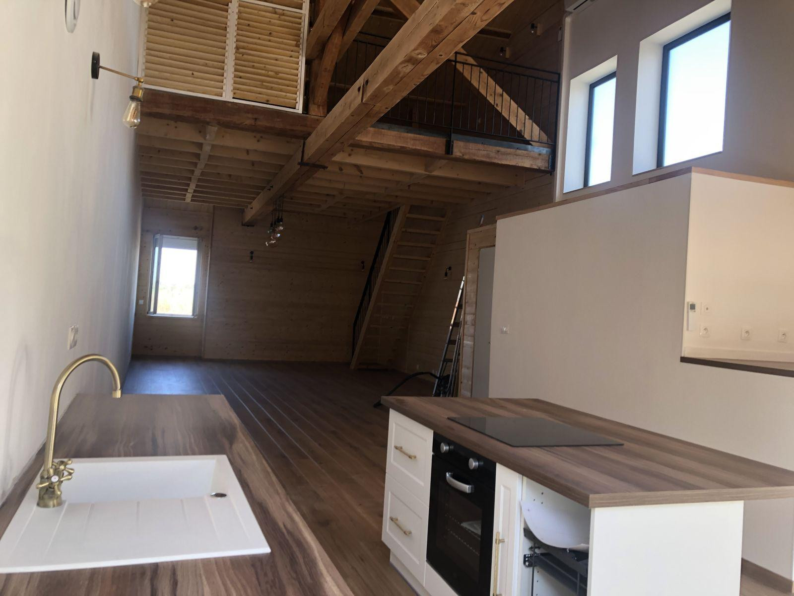 
                                                Location
                                                 Appartement loft très spacieux