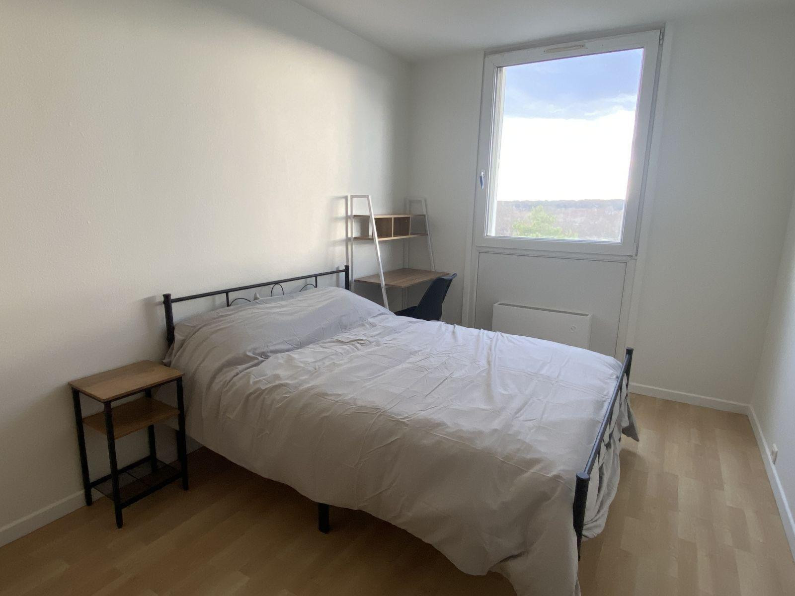 
                                                Location
                                                 Appartement lumineux au dernier étage, belle vue.