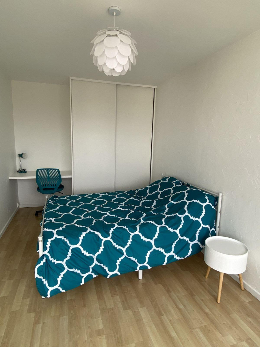 
                                                Location
                                                 Appartement lumineux au dernier étage, belle vue.