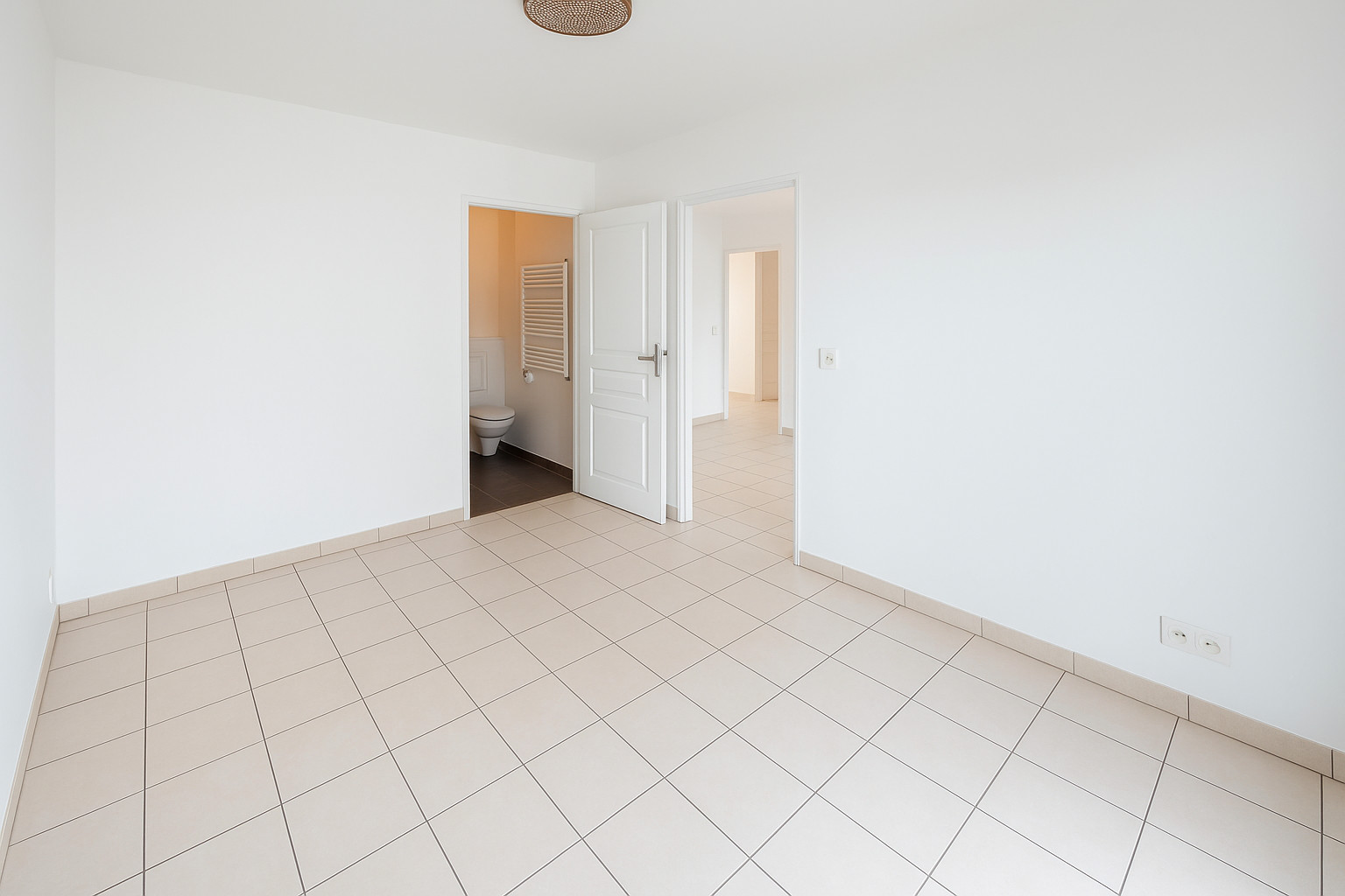 
                                                Vente
                                                 Appartement lumineux avec terrasse et jardin à Antony proche du parc Heller (box en sus)