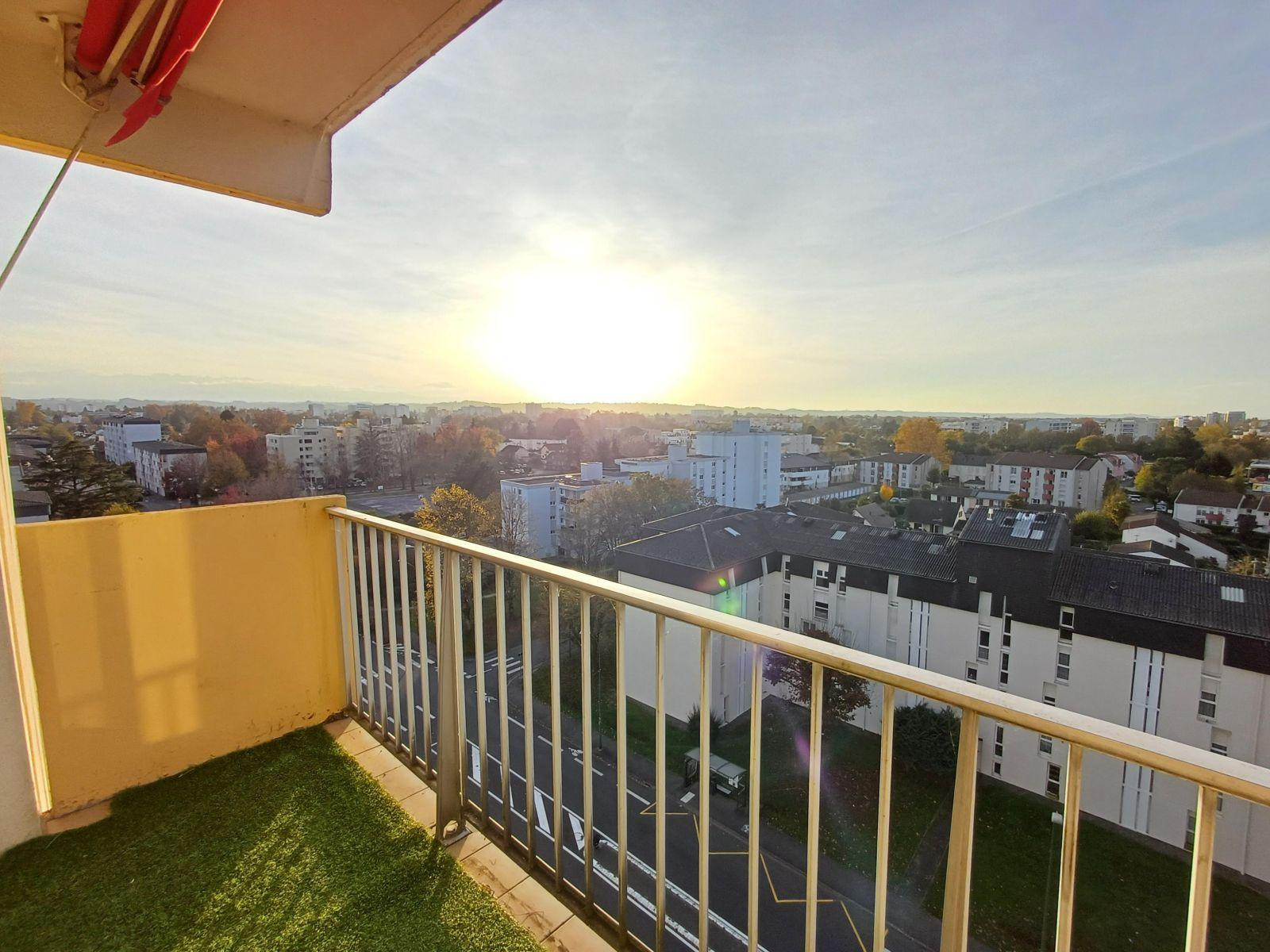 
                                                Location
                                                 Appartement  lumineux avec vue sur les Pyrénées.