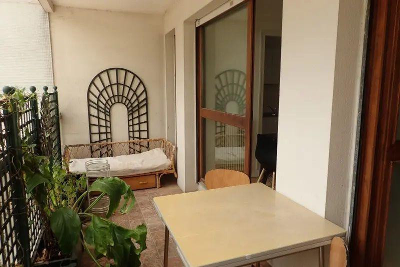 
                                                Location
                                                 Appartement lumineux, baies vitrées et terrasse