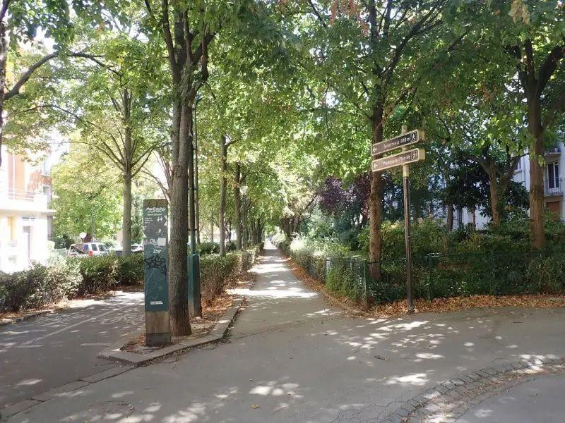 
                                                Location
                                                 Appartement lumineux, baies vitrées et terrasse