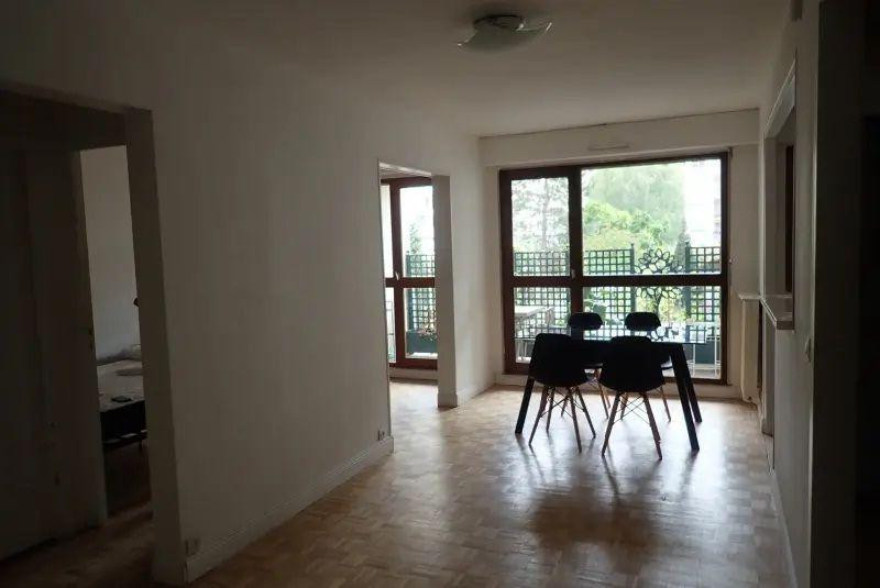 
                                                Location
                                                 Appartement lumineux, baies vitrées et terrasse