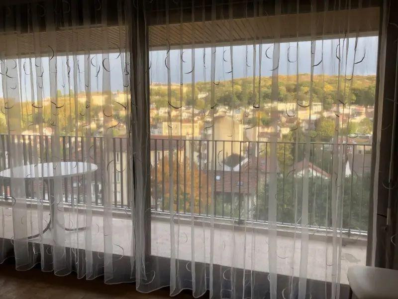 
                                                Location
                                                 Appartement lumineux, balcon, superbe vue dégagée