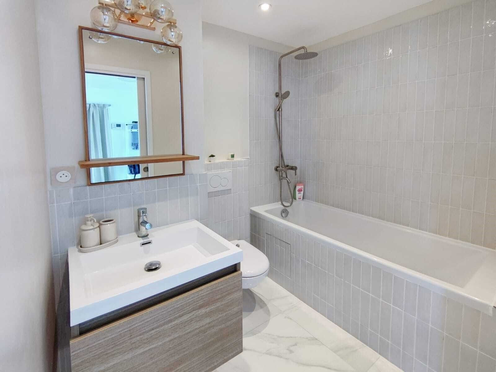 
                                                Location
                                                 Appartement lumineux & calme (loyer tout inclus)