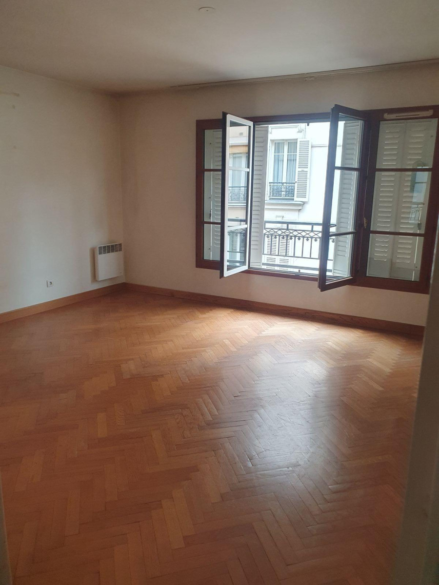 
                                                Location
                                                 Appartement lumineux,  dans une rue très calme.